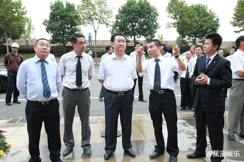 王健林|王健林，重返富豪榜，3年还了6000亿，是谁在背后给他撑腰！