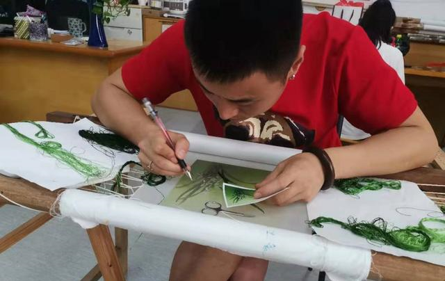 小姐姐 东北小伙沉迷刺绣无法自拔，每天苦练十几个小时，成就一片天地！