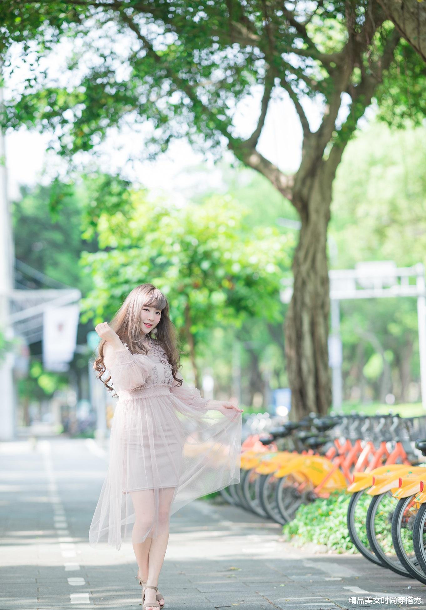 精品美女时尚穿搭秀|豆沙色网纱连衣裙，带有钩花的款式十分浪漫，甜美减龄