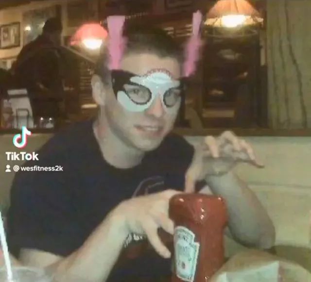 岳云鹏|岳云鹏有8块腹肌了？网友：健身换头是真的！肌肉金轮也是真的！