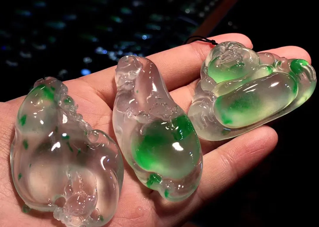 翡翠|三块极品的玻璃底阳绿翡翠片料，起货后让你无法想像之美！