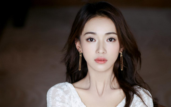 央视|被央视点名批评却死不悔改，活动仍旧耍大牌，带6助理30保镖出门