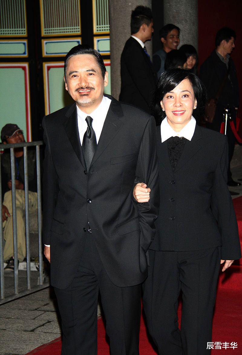 辰雪丰华 周润发夫妇同框，陈荟莲“黑白”造型看似低调，实际却很上档次