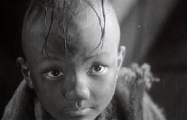 三毛流浪记|三毛流浪记：三毛积攒烟牌，凑齐了108张，换来的奖品很讽刺