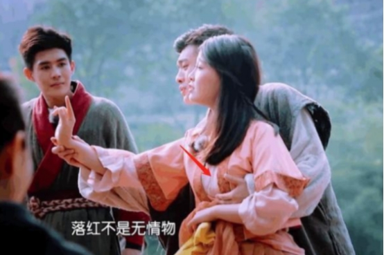 娱乐圈|女星自曝拍戏时遭男演员侵犯，胸部被袭后爆哭，情绪崩溃强忍拍完