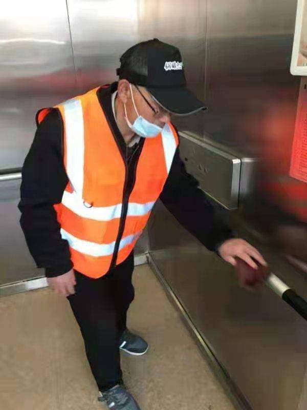 连云港手机台 连云港市交通集团：百余名保洁员擦亮“五一”交通窗口