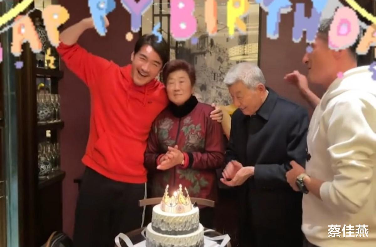 胡兵|胡兵给妈妈过80大寿，哥哥胡东罕见现身，一改出狱时的颓废模样