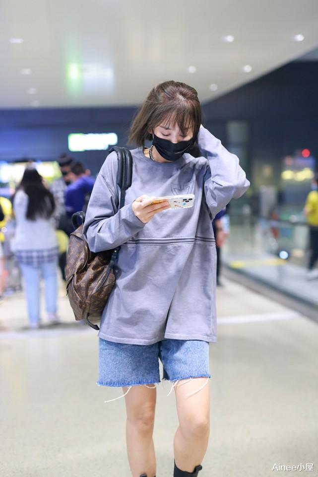 t恤|海陆一身妹妹气质，学生短发配男友风T恤，娇小曲线真惹人心疼