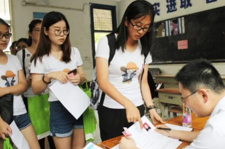 考研|企业招聘新标准，三无家庭本科生找工作受限，这可比学历低更难受