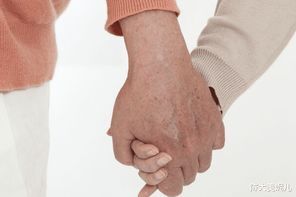 陈大美妮儿|年过六旬的王姨离婚，只为了和癌症晚期的初恋长相厮守