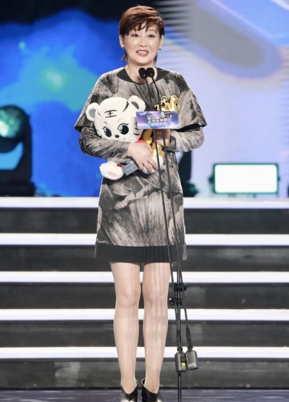 潮流新风 徐帆老了风韵犹在!穿水墨裙气质出众,眼纹双下巴难挡骨子里的美