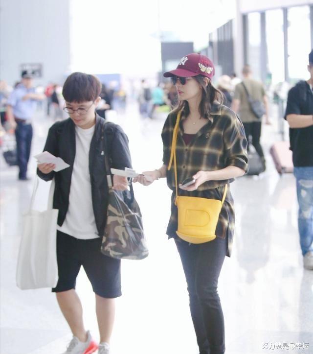 贾静雯|哪有46岁的老少女,在机场拍到贾静雯的素颜,脸松垮皮肤焉瘪!