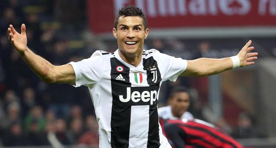 MARRY|C罗晒带娃照,带四个子女草坪上玩耍,与未婚妻乔治娜脸贴脸自拍