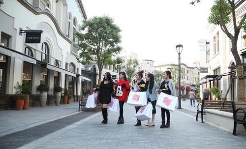 舜网 女主人带着狗狗逛街，逛到一半狗狗开始装死，路人看了笑喷了