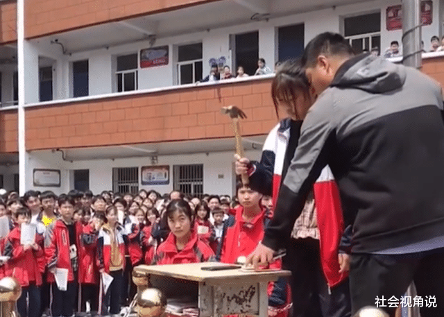 社会视角说 河南：学校组织学生当众砸手机，校方称家长赞成，评价褒贬不一