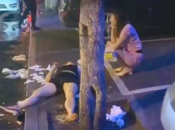 嗨情人|女子深夜醉酒睡大街，闺蜜求助遭她老公骂：要带小孩，跟谁喝谁管