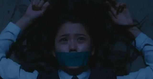 17年前,4名少年残害花季少女,得知未成年无死刑后,竟当庭大笑