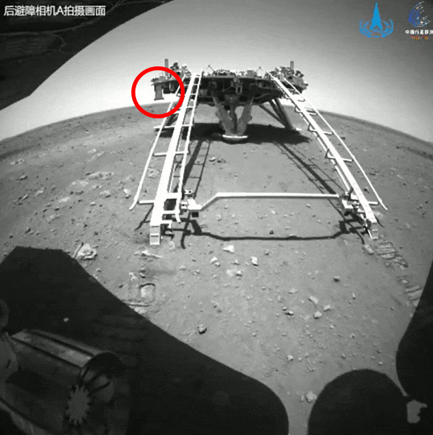 月球 看到月球上的五星红旗，美国登月再遭质疑，美国国旗为何在飘扬？