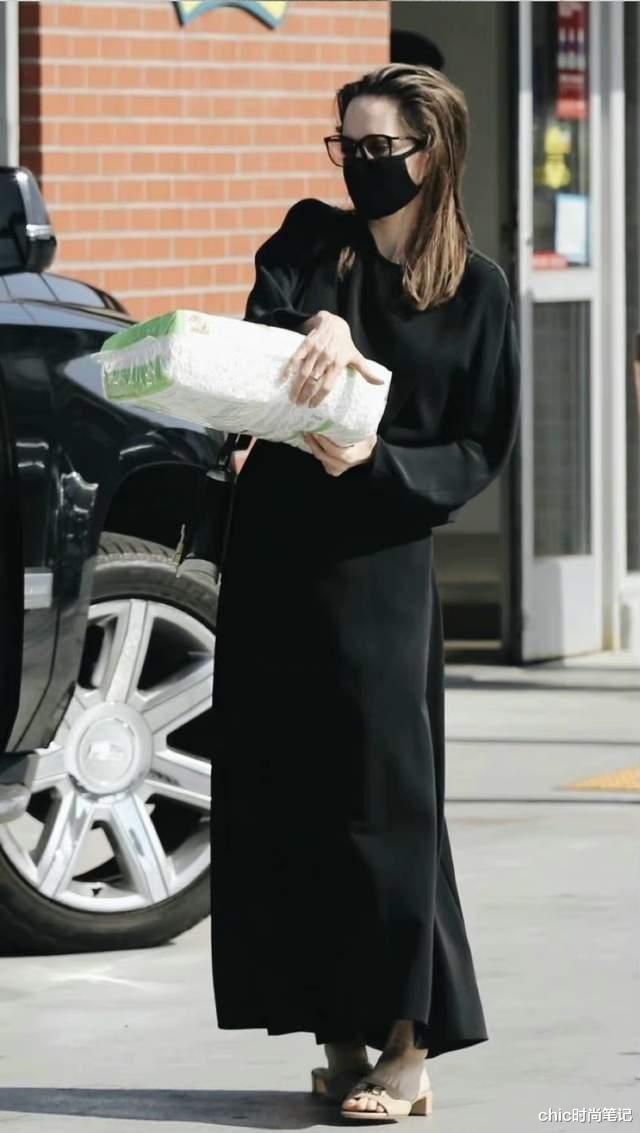 安吉丽娜·朱莉|明明是以性感厚唇“封神”，私下穿衣却寡淡到成卡戴珊的反面教材