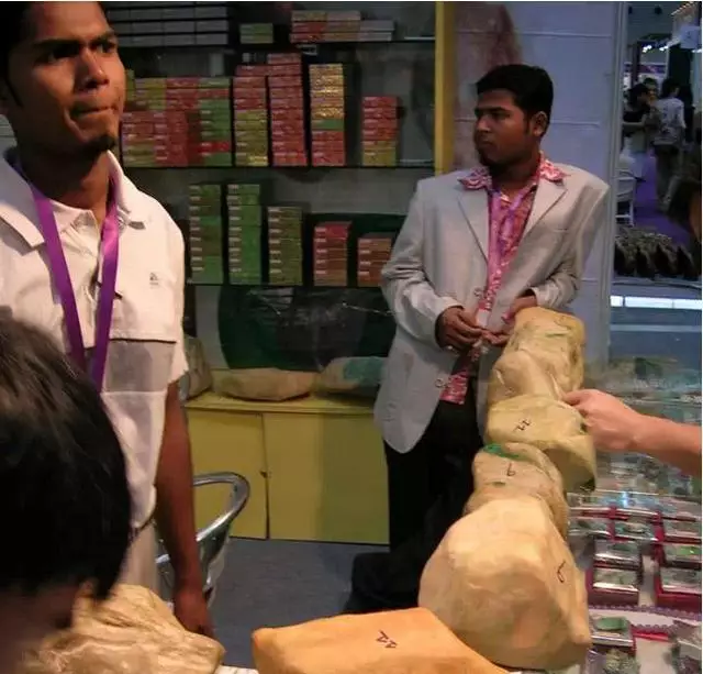 翡翠|缅甸人赌石做假过程