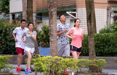 |他是著名老戏骨，有两个老婆漂亮但是却很累，儿子被称最帅星二代