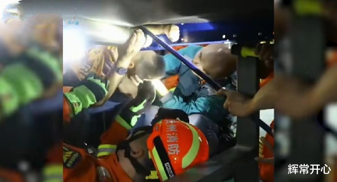 辉常开心 把我的手臂砍断吧！5岁男孩手卡传送带痛苦喊话爸爸，爸爸：不能砍，幺