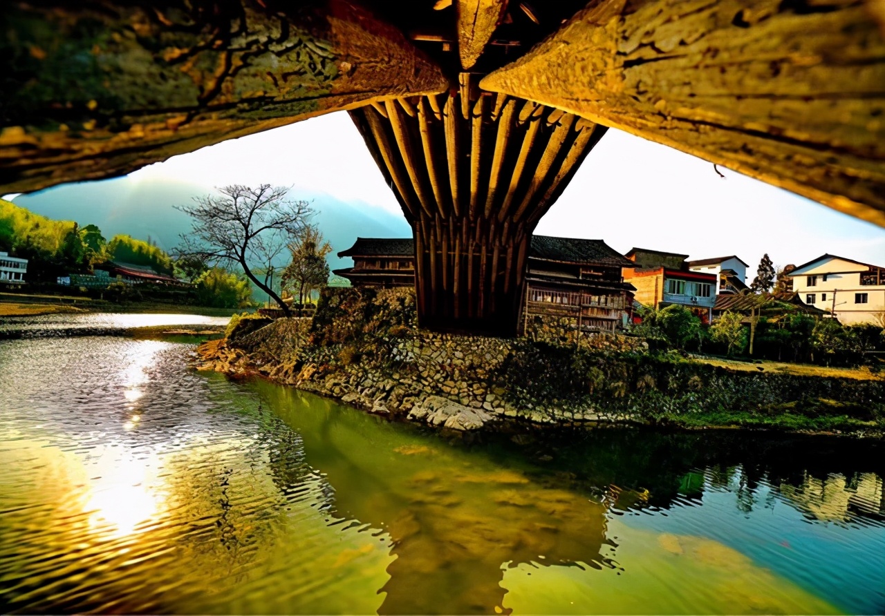 游遍天涯 “遗世独立”的廊桥,藏在浙南山区的县城里,网友:建筑瑰宝