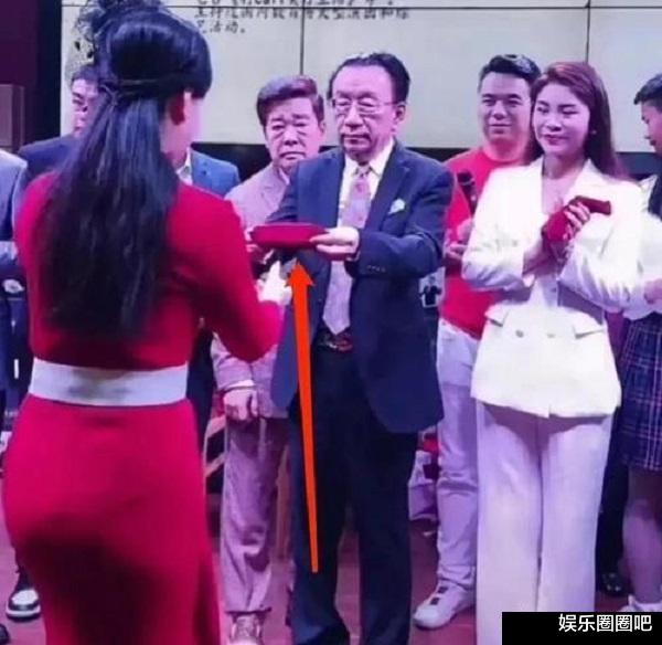 相声|侯耀华73岁生日，新女徒弟露面贴心祝寿，是一位标准的微胖型美女！