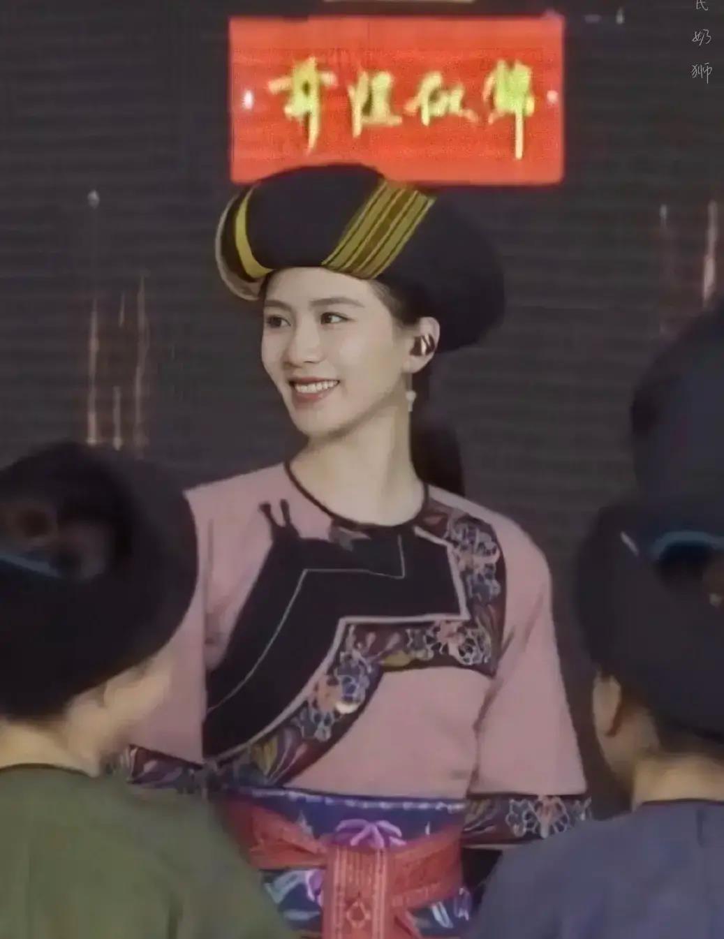 刘诗诗|刘诗诗登上新闻联播，穿民族服饰白到发光，回眸一笑好惊艳啊！