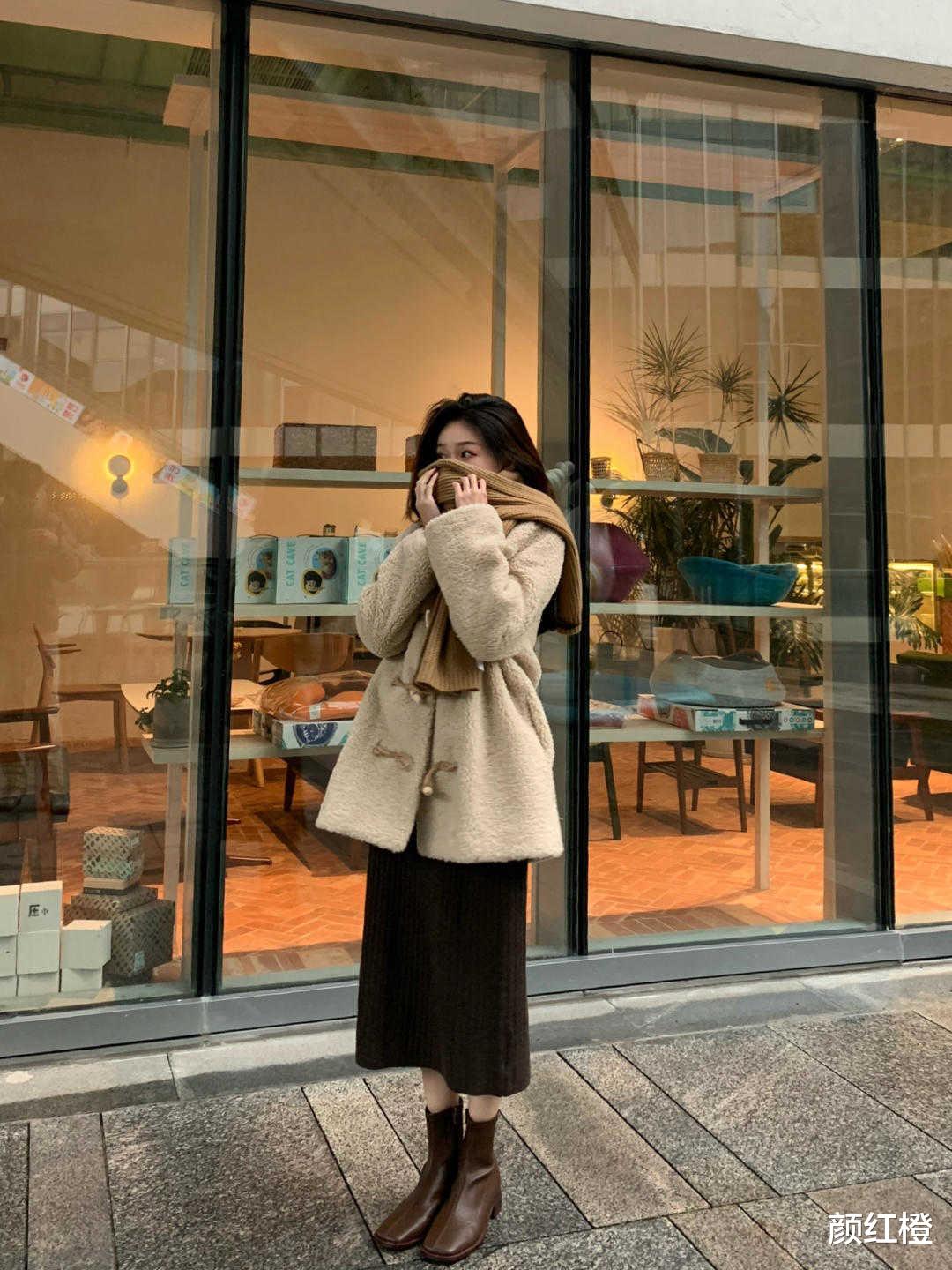 颜红橙 小个子女生秋冬怎么穿？试试这些俏皮可爱的穿搭，保暖又减龄