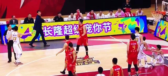 沈梓捷|重罰裁判閆軍！CBA又釀重大冤案，沈梓捷發(fā)飆怒斥，廣廈沒(méi)贏？