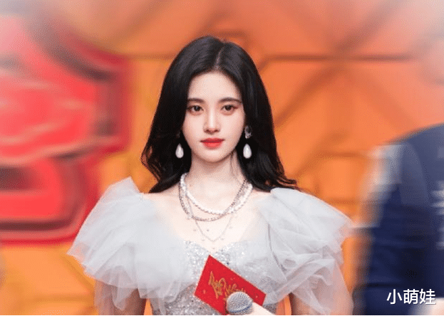 鞠婧祎|四千年美女翻车了？鞠婧祎穿低领装暴露缺陷，脖子粗到让人认不出