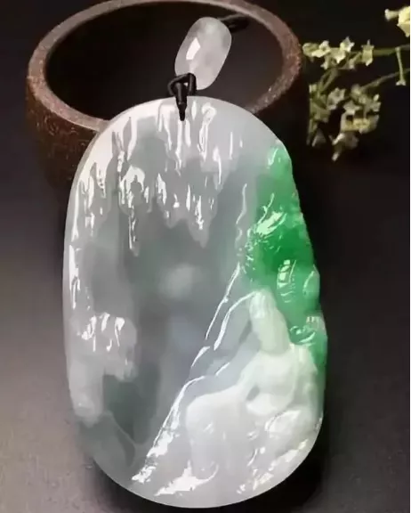 翡翠|别动不动就满绿翡翠？你是不知道这一抹绿的价值有多高