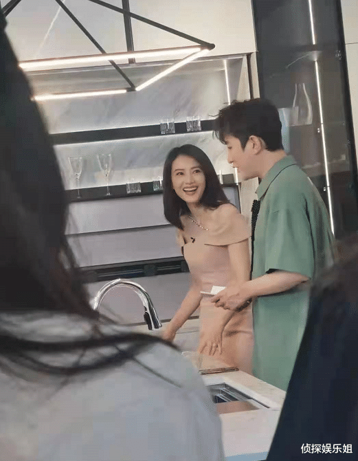 高圆圆|42岁高圆圆穿粉色鱼尾裙亮相，生图下颜值身材耐打，比精修还美