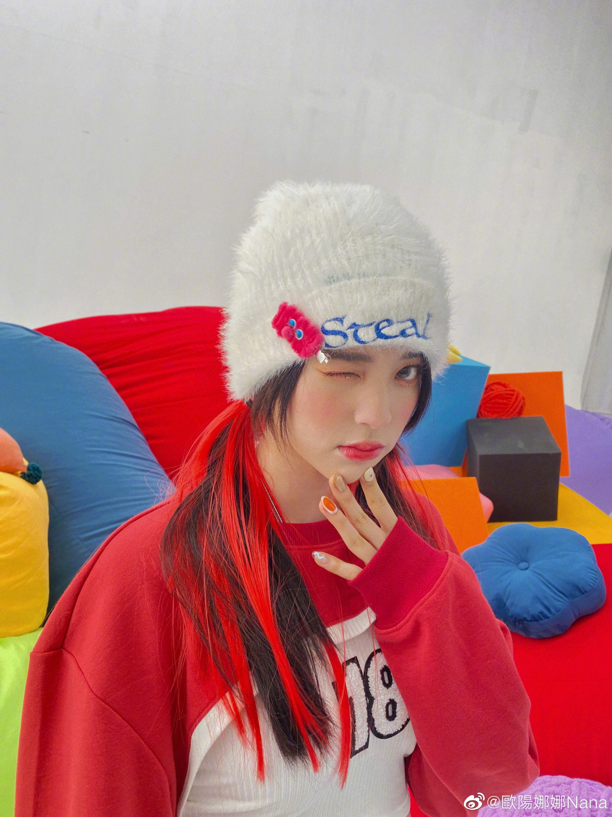 欧阳娜娜|欧阳娜娜美式复古新造型，红衣街头俏皮可爱！