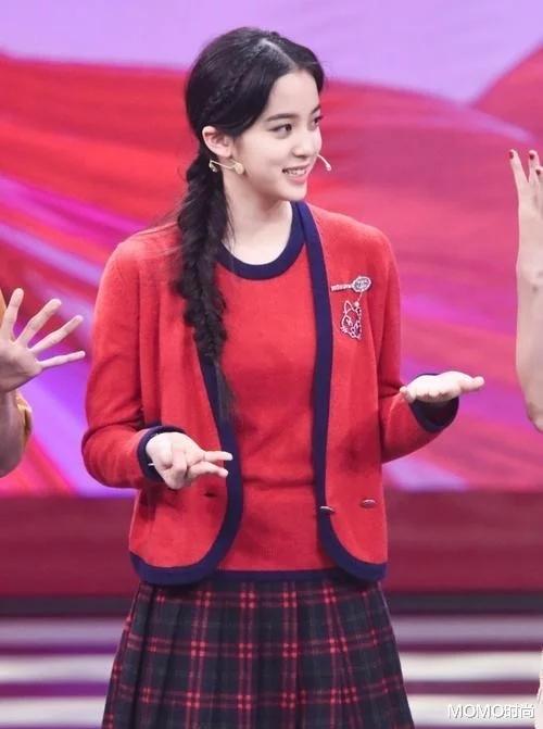 杨幂|欧阳娜娜黑丝拍摄封面，黑丝加持少女感，春晚演绎精彩红色精神