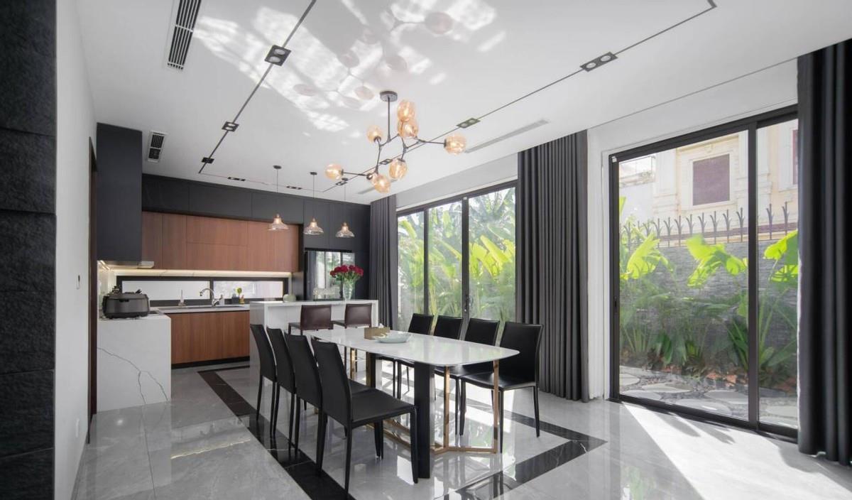 挑空客厅显大气，入户院子挺精致，这套360㎡别墅完工收获一致好评