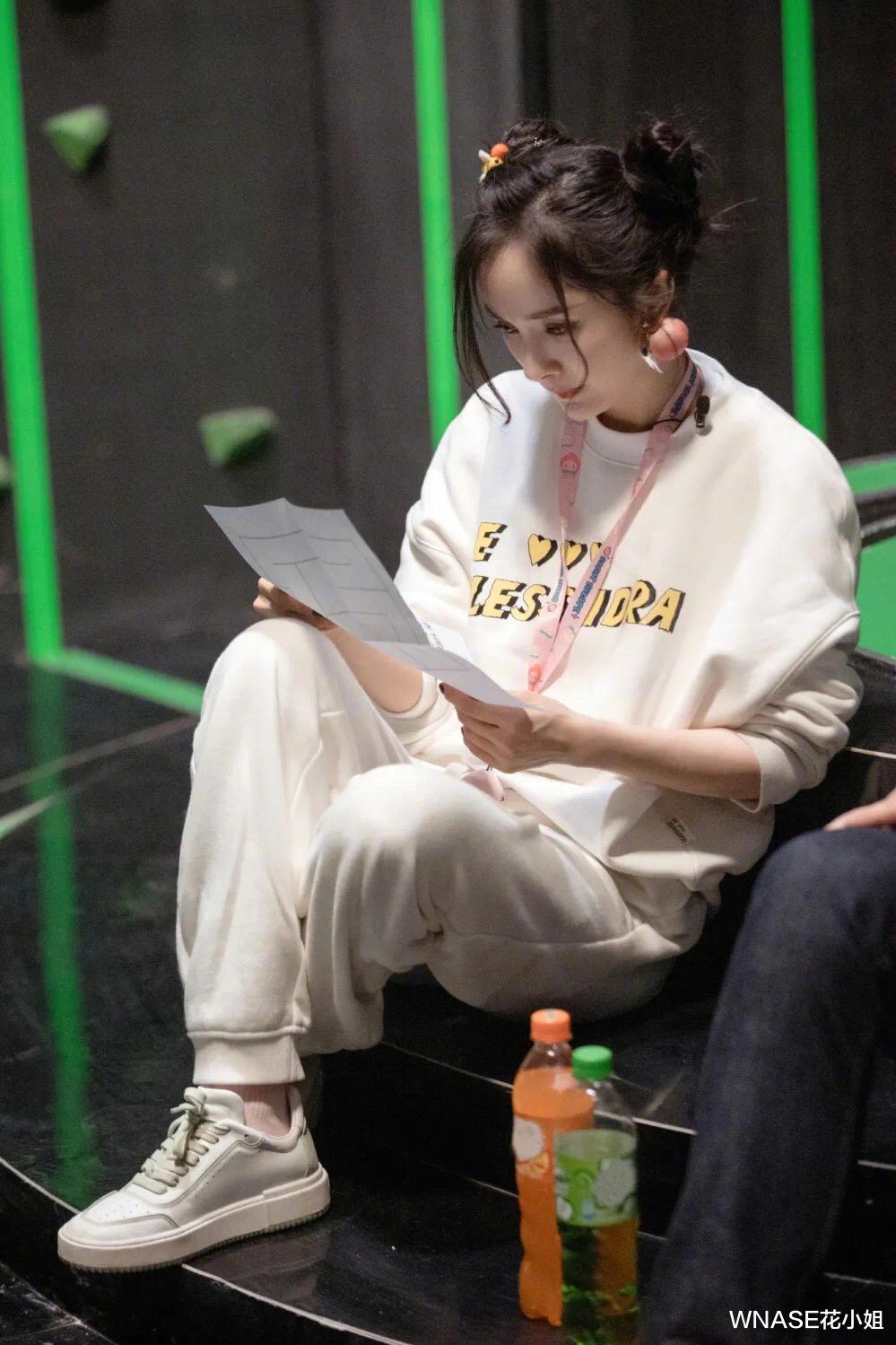 WNASE花小姐 钟楚曦的时髦运动风真抢眼！简单运动装凹得又A又好看，超会穿