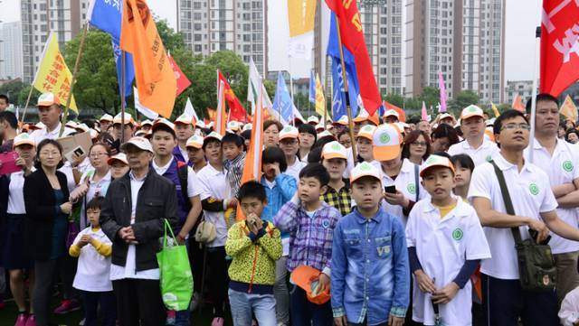 万客新传媒 昆山：万人徒步大会，爱夸十四载一路同行