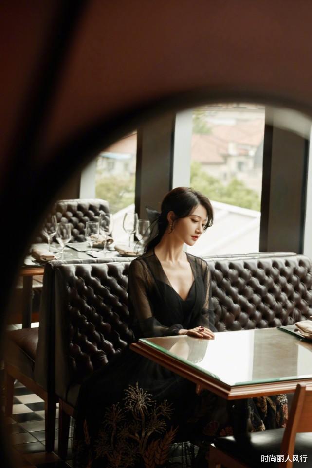 老人与狗|baby迪奥大秀排面赢过赵丽颖!漫画造型配红毯太新颖,景甜成霸主