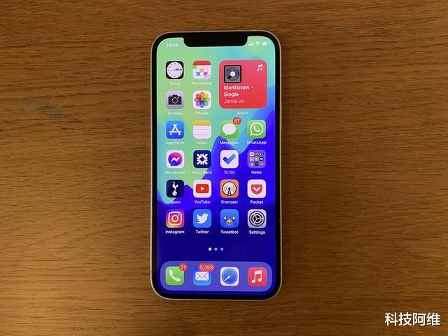 iphone12|从6799元跌至5999元，苹果新机下个月发布，iPhone12提前卖断货