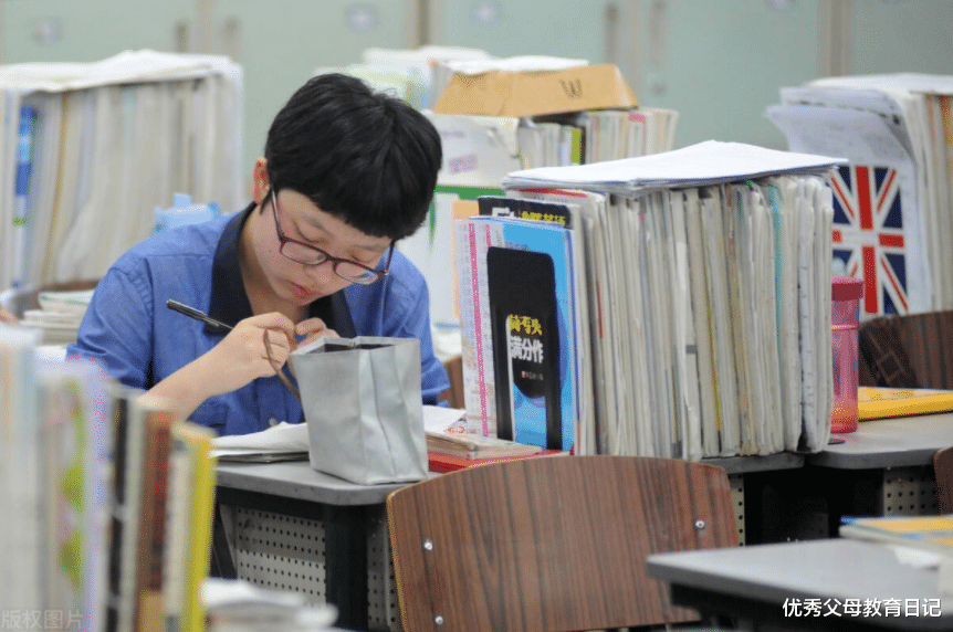 985大学|孩子考不上985大学，家长变抑郁，网友调侃：学渣的父母不活了？