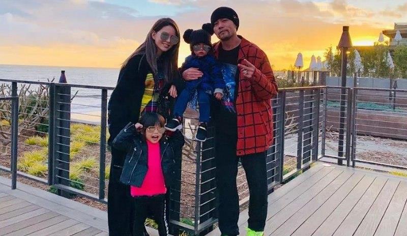 彬仔说经典|昆凌罕晒儿子Romeo大头相，4岁学周杰伦耍帅，似乎遗传了他的个性