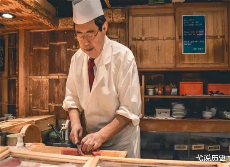 台湾海峡 日本发明的“骨泳”，将活鱼肉剃光，再放回缸里，鱼还活着