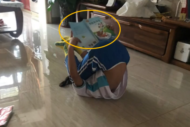 糖果的妈妈|女孩用“高难度姿势”看书，网友看着别扭，却很想拥有这样的孩子