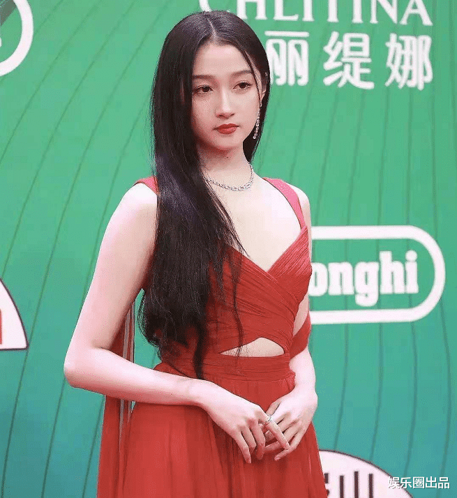 关晓彤|关晓彤走红毯生图曝光,穿低领装松松垮垮,网友:“像大妈”