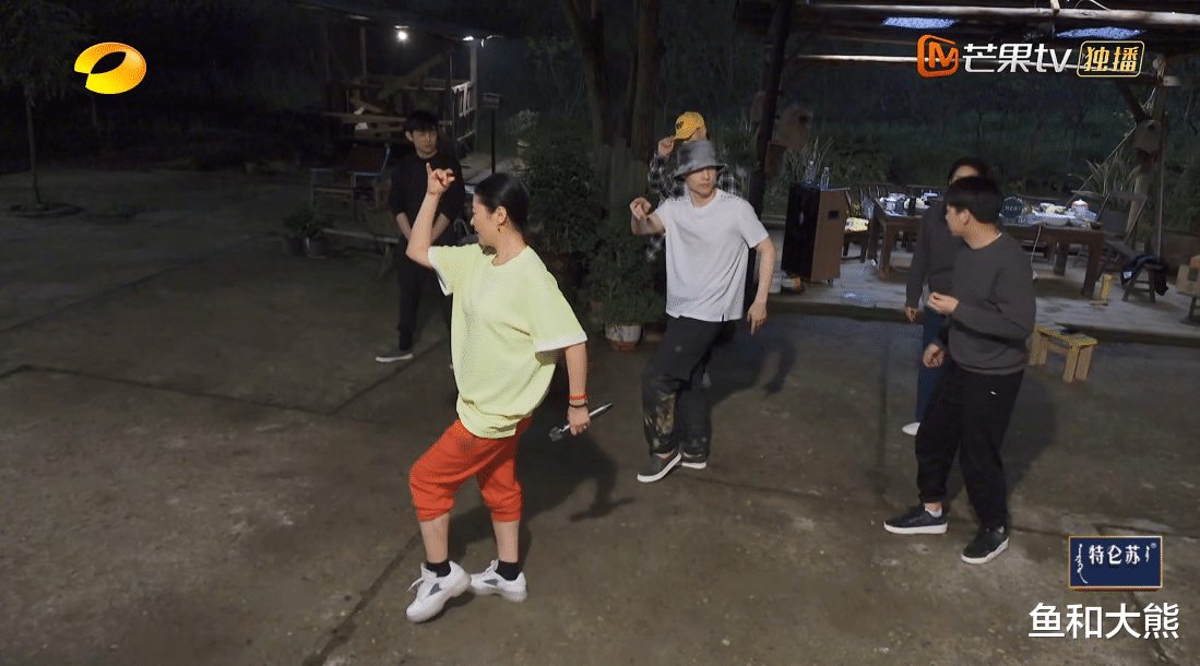 那英|大咖不用干活？那英梁静完美避开重活，维嘉带大批新人专程干苦力