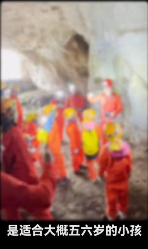 周冬雨|关悦一家五口郊区爬山!山路湿滑孩子险滑到,一旁佟大为牢牢抓住