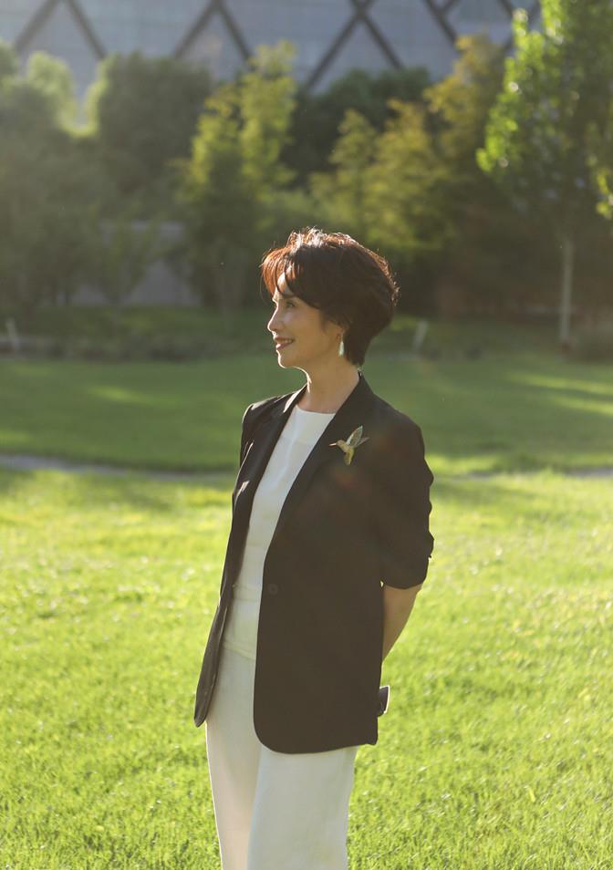 方脸妹说时尚|央视主播徐俐退休首次晒照，穿西装走猫步似女星，60岁退休太可惜