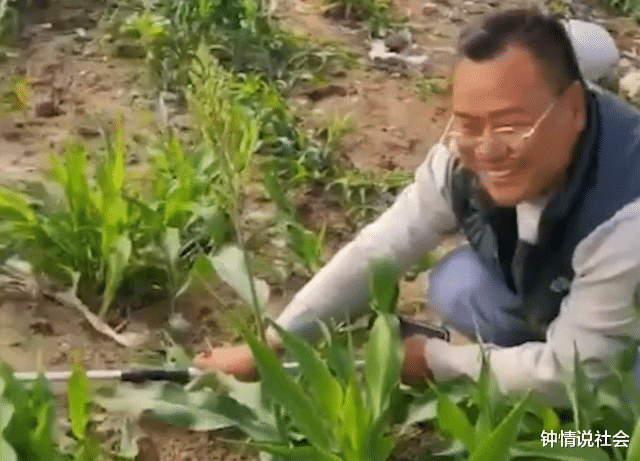鳄鱼|广东一男子钓鱼时竟钓出一条鳄鱼,边按着边报警:可以吹一辈子!